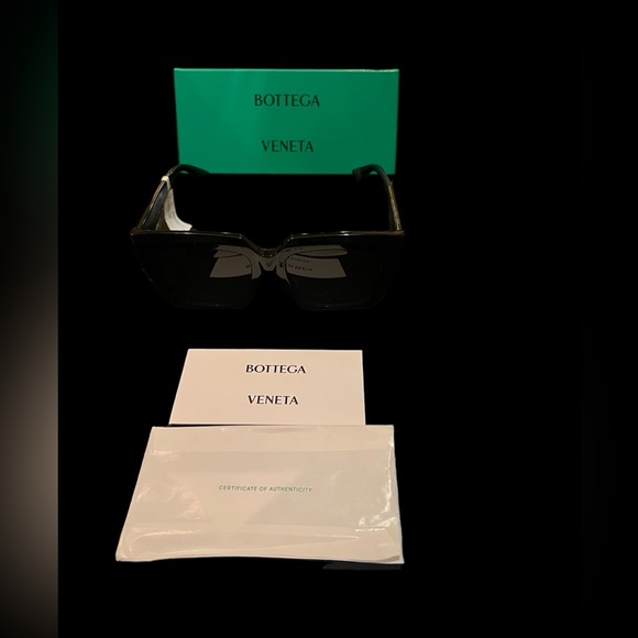 BOTTEGA VENETA BLACK SUNGLASSES - Picture 2 of 5